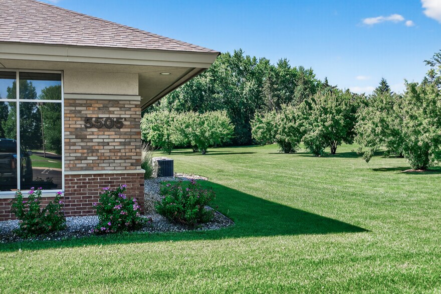 More Photos Of 5505 Cottonwood Ln, Prior Lake Office For Sale