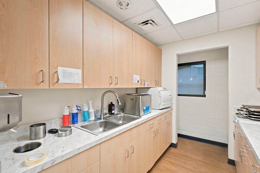 More Photos Of 816 S Mount Olive St, Siloam Springs Medical For Sale