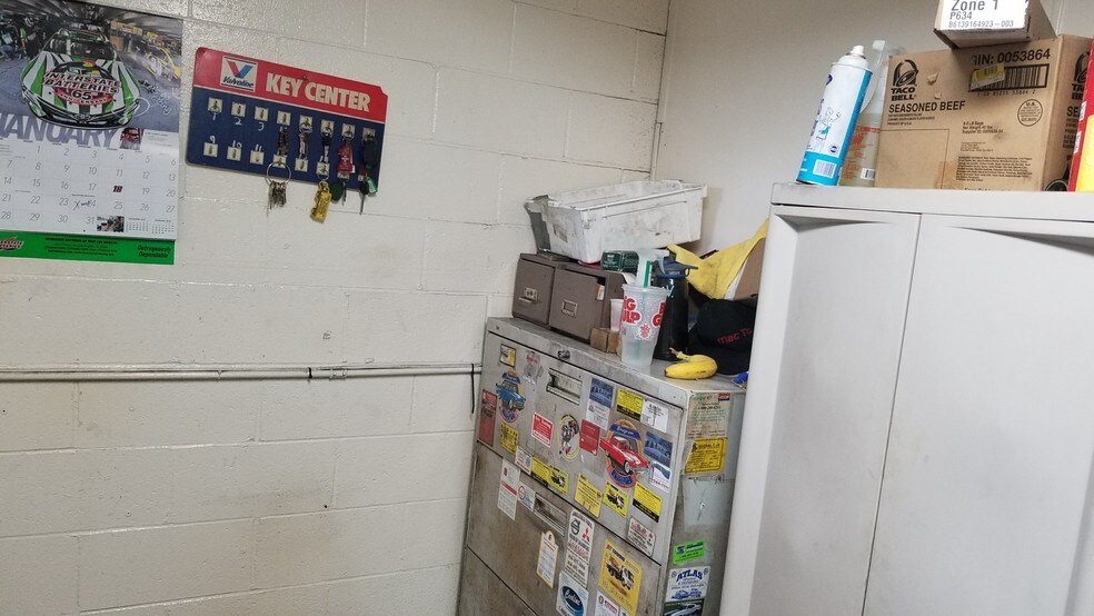 More Photos Of 5569 Reseda Blvd, Tarzana Auto Repair For Lease