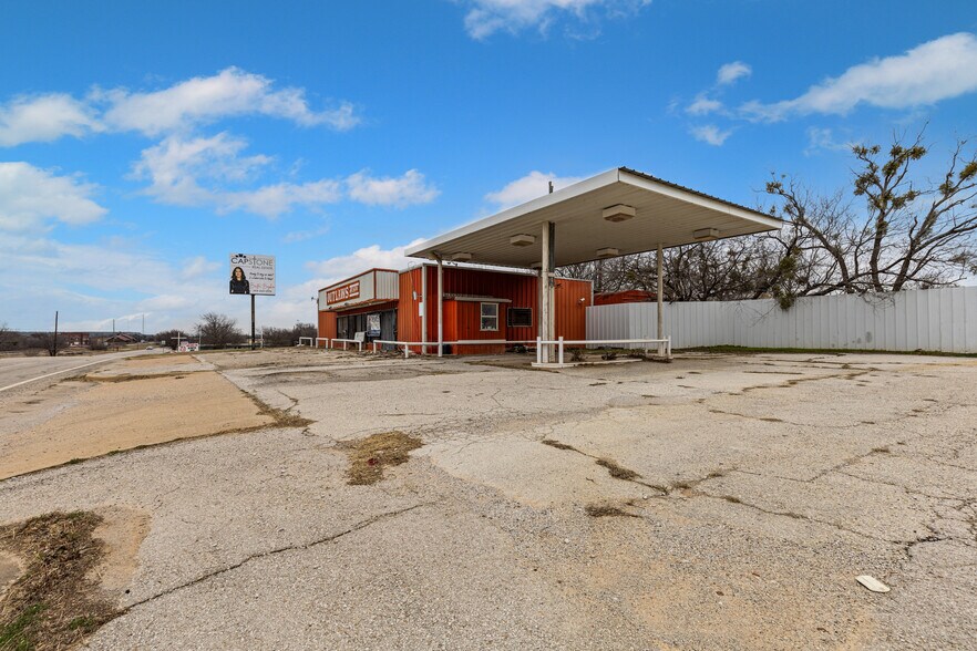More Photos Of 506 W Loop 254, Ranger Convenience Store For Sale