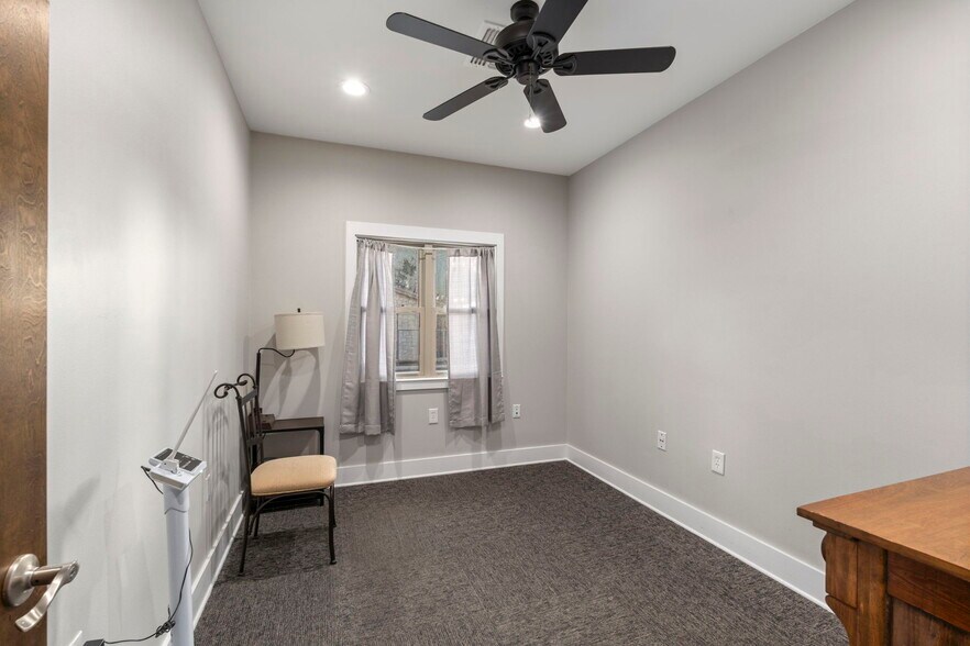 More Photos Of 9518 Tioga Dr, San Antonio Office For Sale