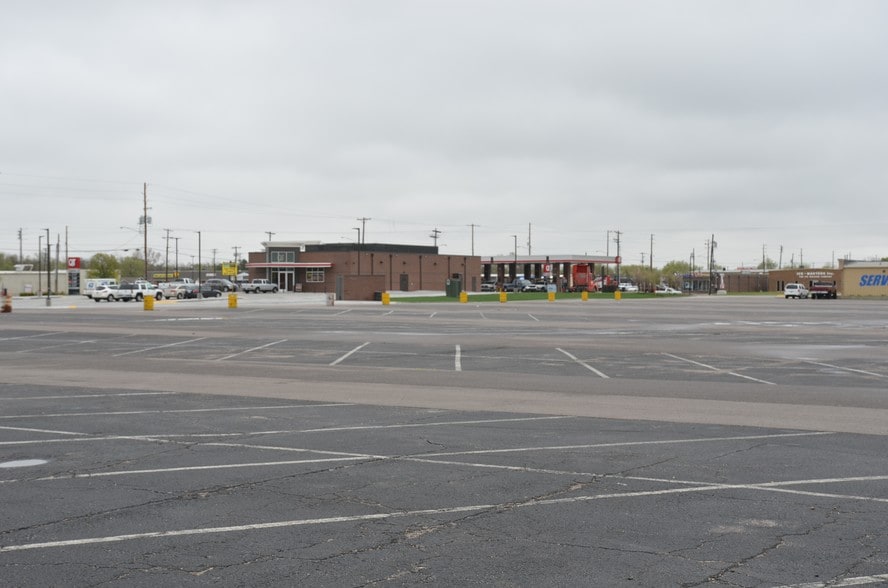 More Photos Of 2301 S Meridian Ave, Wichita Warehouse For Lease