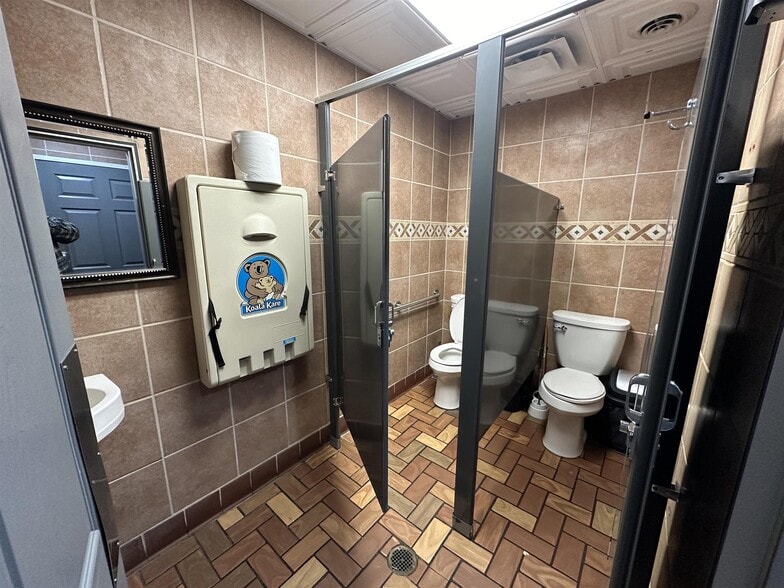 More Photos Of 1427 W Galena Ave, Freeport Freestanding For Sale