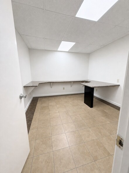 More Photos Of 6445 Burlington Dr, Houston Warehouse For Lease