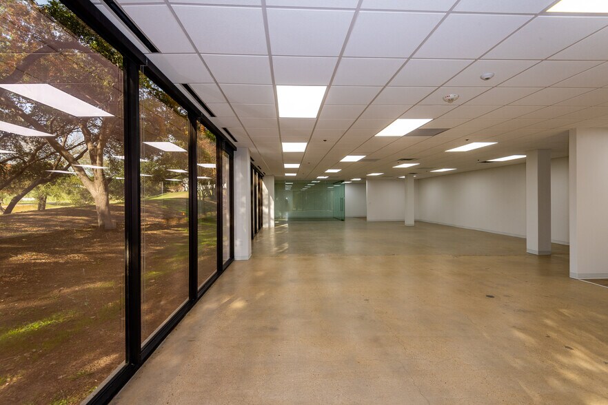 More Photos Of 104 Decker Ct, Irving Unknown For Lease