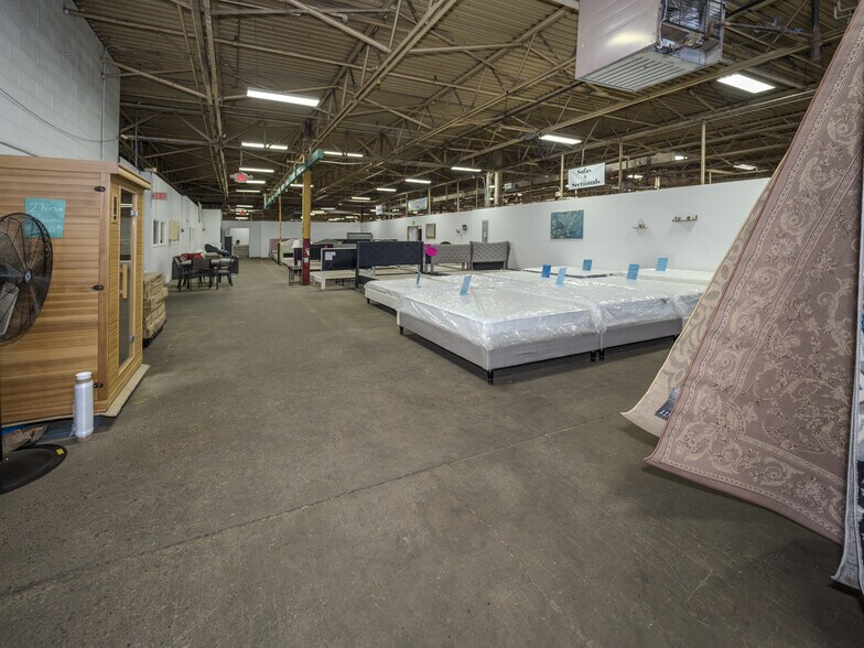 More Photos Of 39 Meade St, Trenton Distribution For Sale