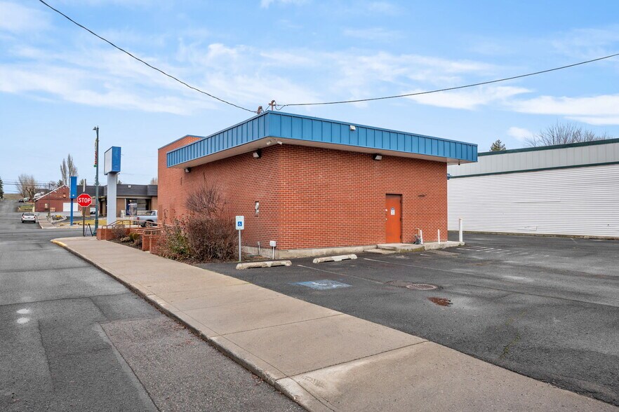 More Photos Of 639 Morgan St, Davenport Bank For Lease