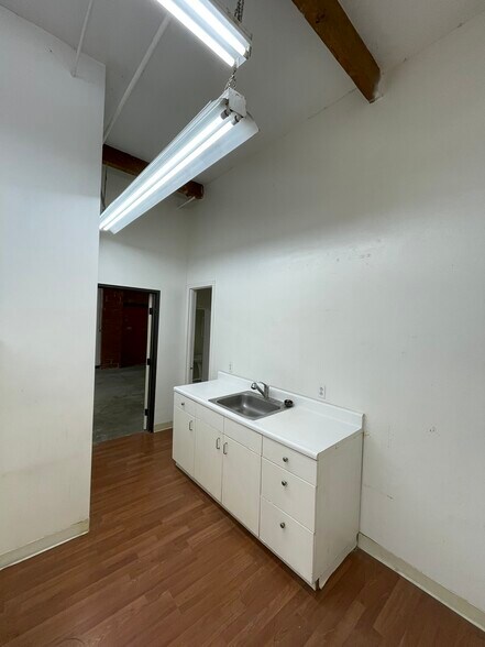 More Photos Of 3380 Livonia Ave, Los Angeles Light Manufacturing For Lease