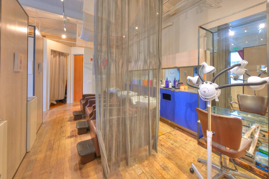 More Photos Of 401 Kamakee St, Honolulu Office For Lease