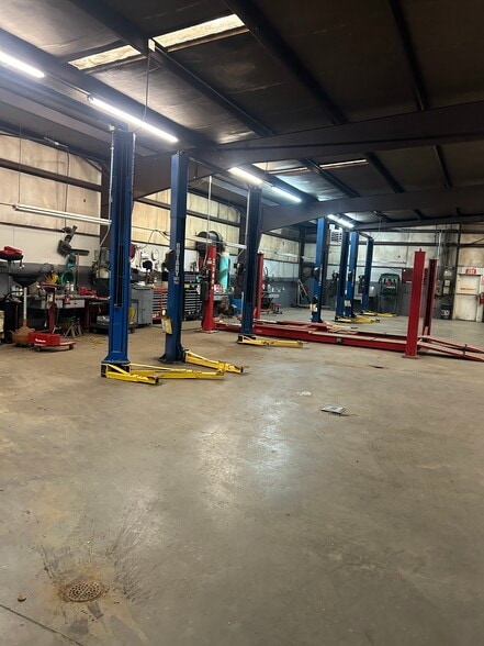 More Photos Of 1901 S 291 Hwy, Independence Auto Repair For Sale