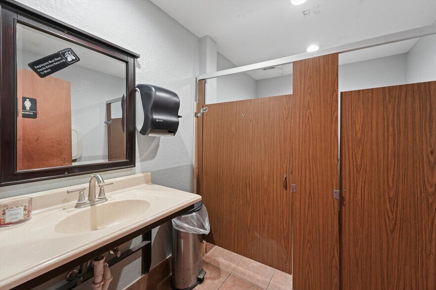 More Photos Of 918 W Plantation Dr, Clute Restaurant For Sale