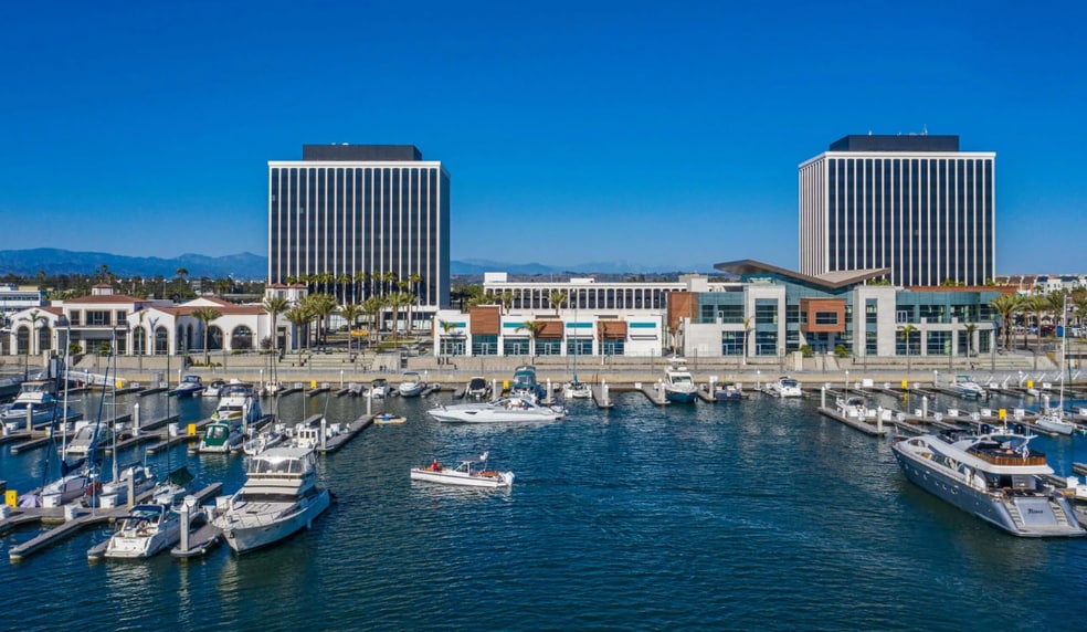 More Photos Of 4625 Admiralty Way, Marina del Rey Department Store For Lease