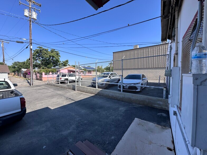 More Photos Of 409-413 N Chester Ave, Bakersfield Auto Repair For Sale