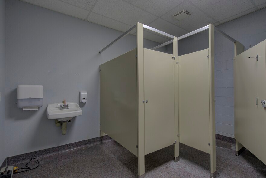 More Photos Of 295 Main St, Weed Office For Sale