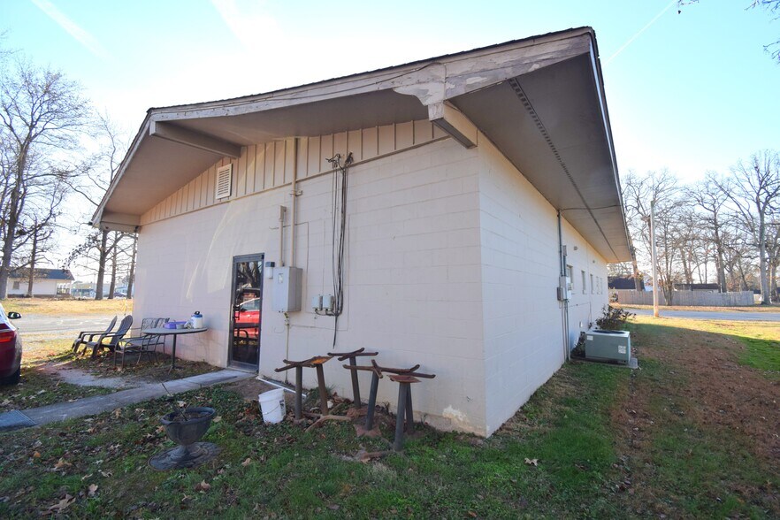 More Photos Of 502 W Franklin St, Sesser Office For Sale