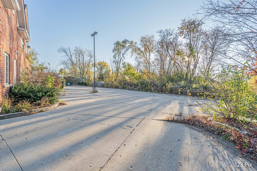 More Photos Of 41412 N Route 83, Antioch Office For Sale