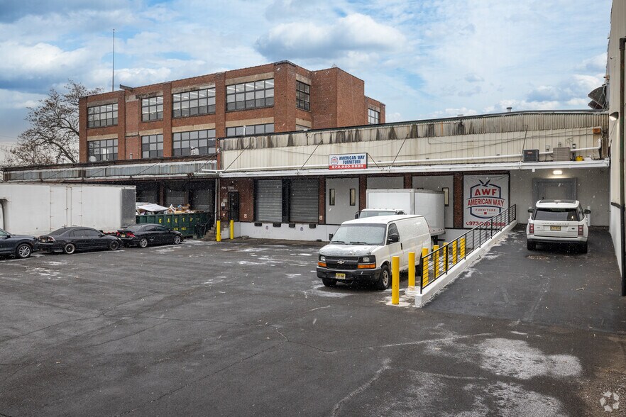 More Photos Of 297 Getty Ave, Paterson Warehouse For Lease