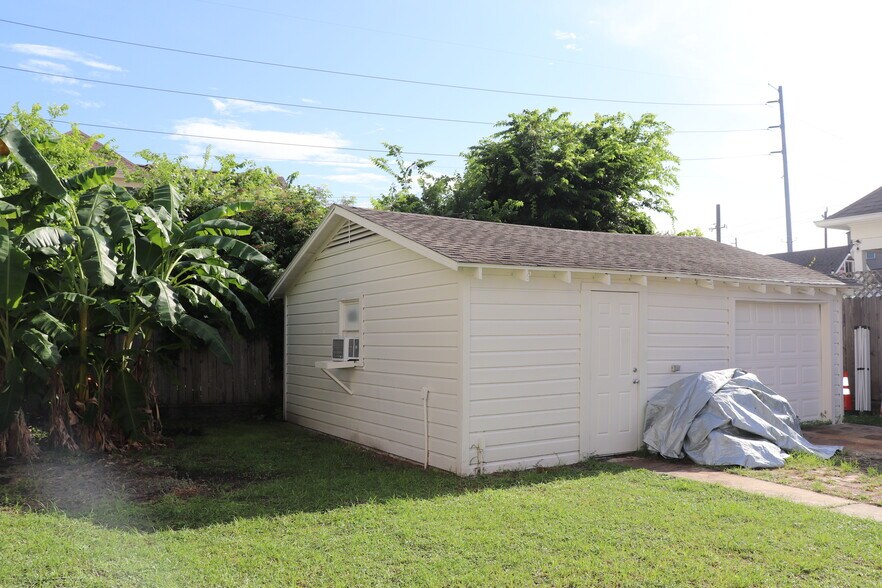 More Photos Of 2008 Crockett St, Houston Storefront Retail Office For Lease