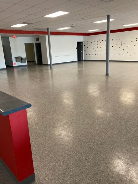 More Photos Of 807-815 Devon Ave, Park Ridge Storefront Retail Residential For Lease