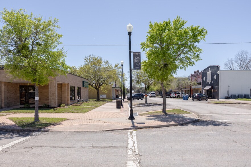 More Photos Of 703 Commerce St, Refugio Office For Sale