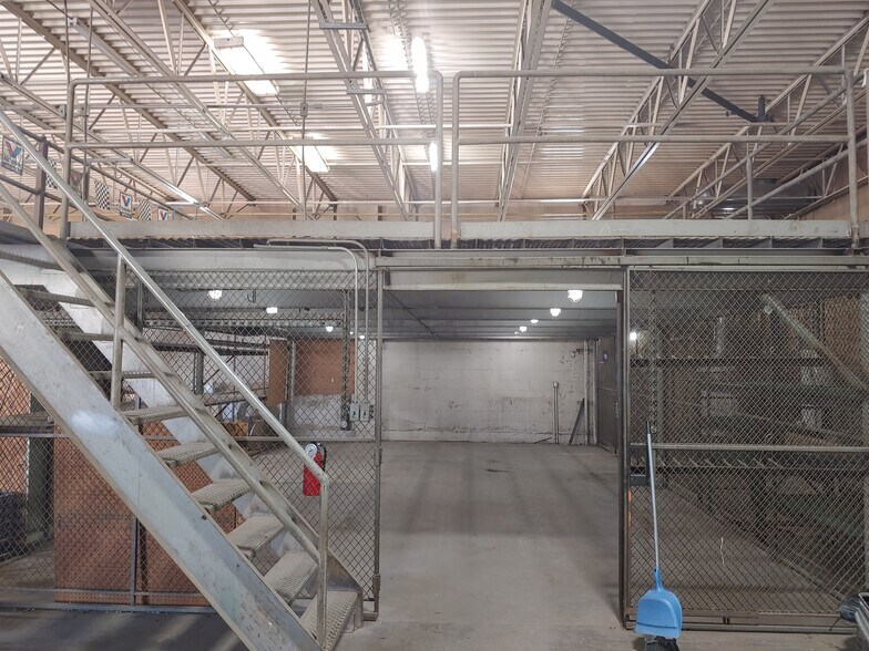 More Photos Of 100 E Saint Louis Ave, East Alton Light Distribution For Lease