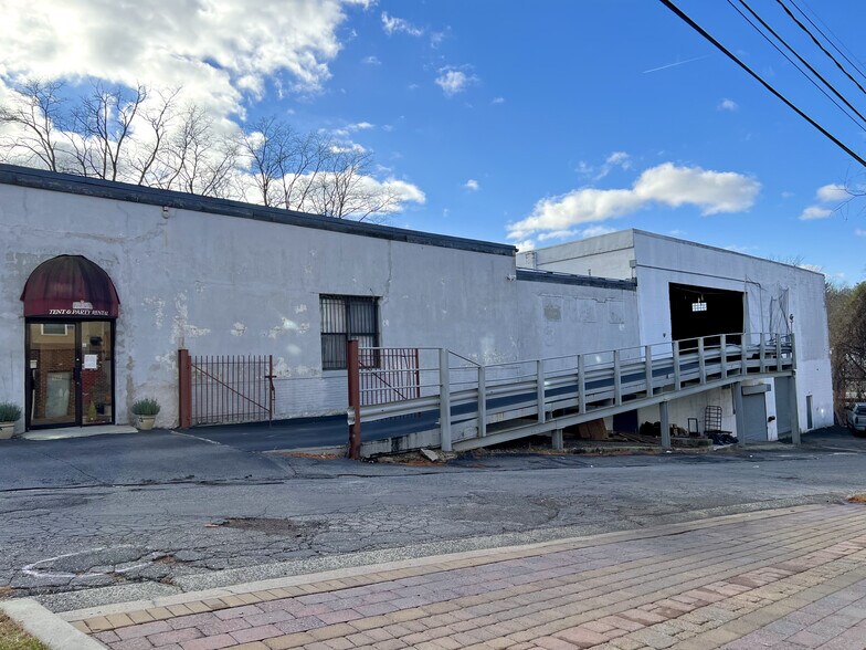 More Photos Of 100 Carney St, Glen Cove Manufacturing For Lease