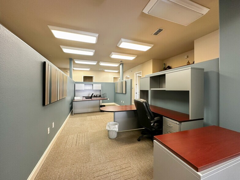 More Photos Of 170 Fitzgerald Rd, Lakeland Office For Lease