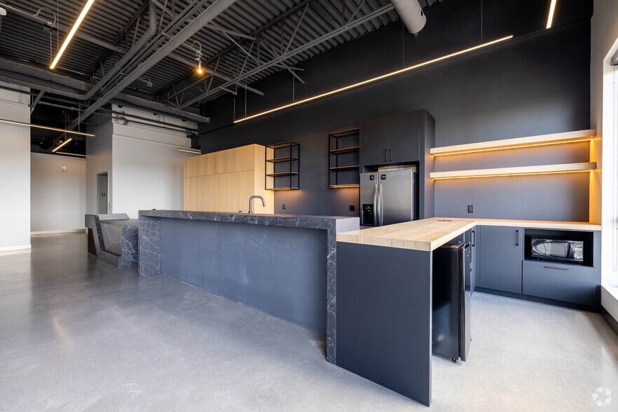 More Photos Of 4700-4702 Rue Louis-B.-Mayer, Laval Showroom For Sale