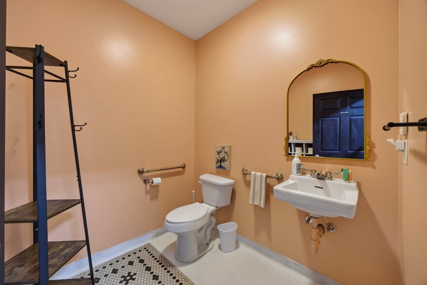 More Photos Of 107 W Commercial Ave, Monterey Office For Sale