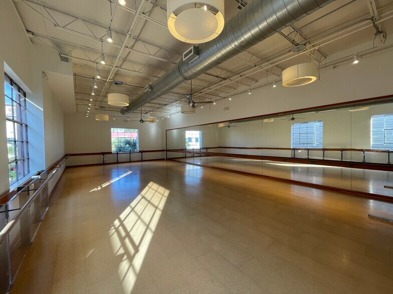 More Photos Of 484 King St, Charleston General Retail For Lease