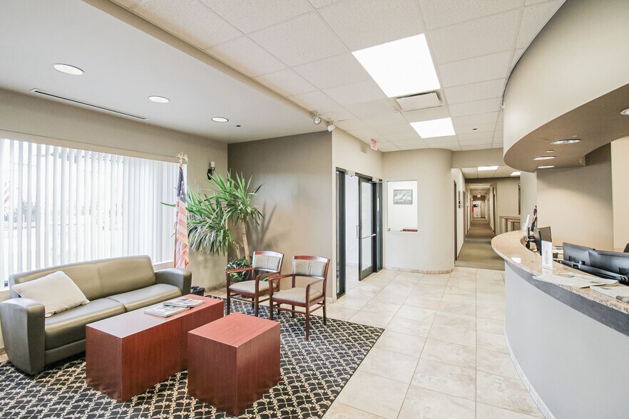 More Photos Of 6400 N Northwest Hwy, Chicago Apartments For Lease