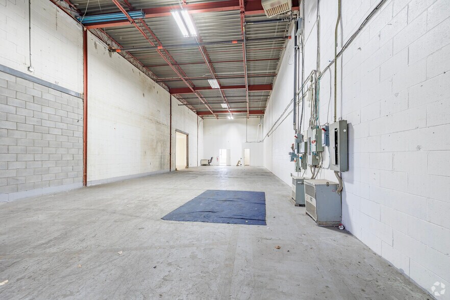 More Photos Of 509-549 Av Lépine, Dorval Warehouse For Lease