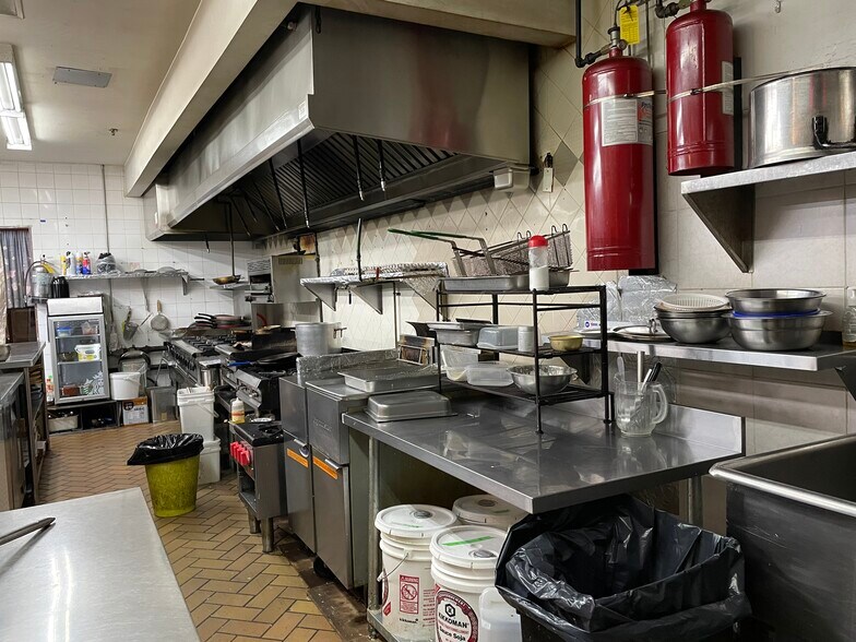More Photos Of 584 Bloor St W, Toronto Restaurant For Sale