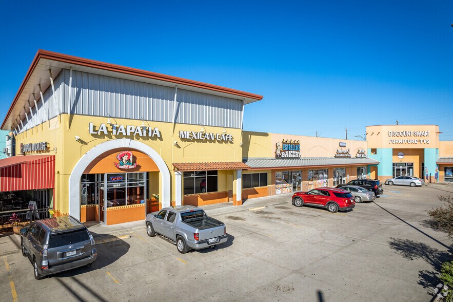 More Photos Of 5702-5718 Bellaire Blvd, Houston Unknown For Lease