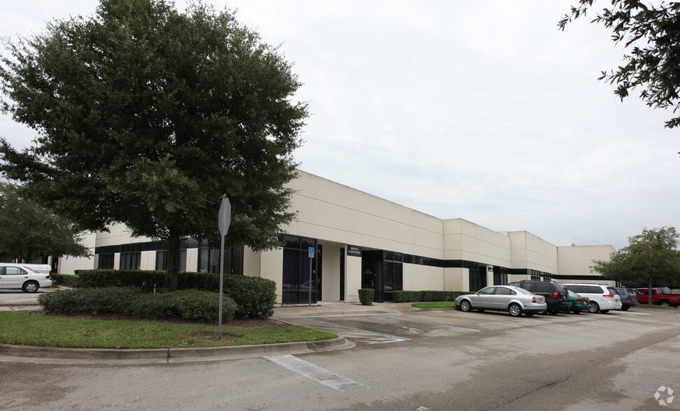 More Photos Of 200 Business Park Cir, Saint Augustine Light Distribution For Lease