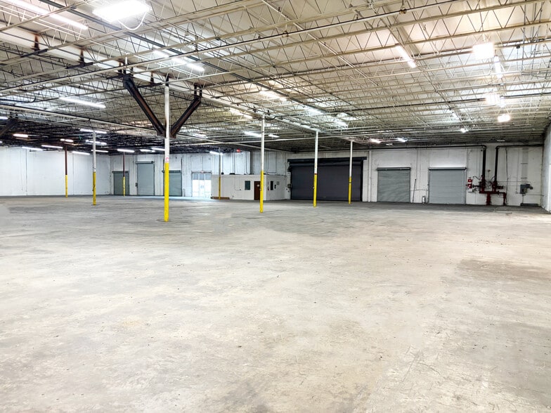 More Photos Of 5160 W Clifton St, Tampa Manufacturing For Lease