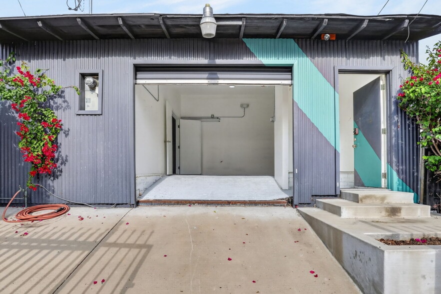 More Photos Of 9939 Commerce Ave, Tujunga Storefront For Sale