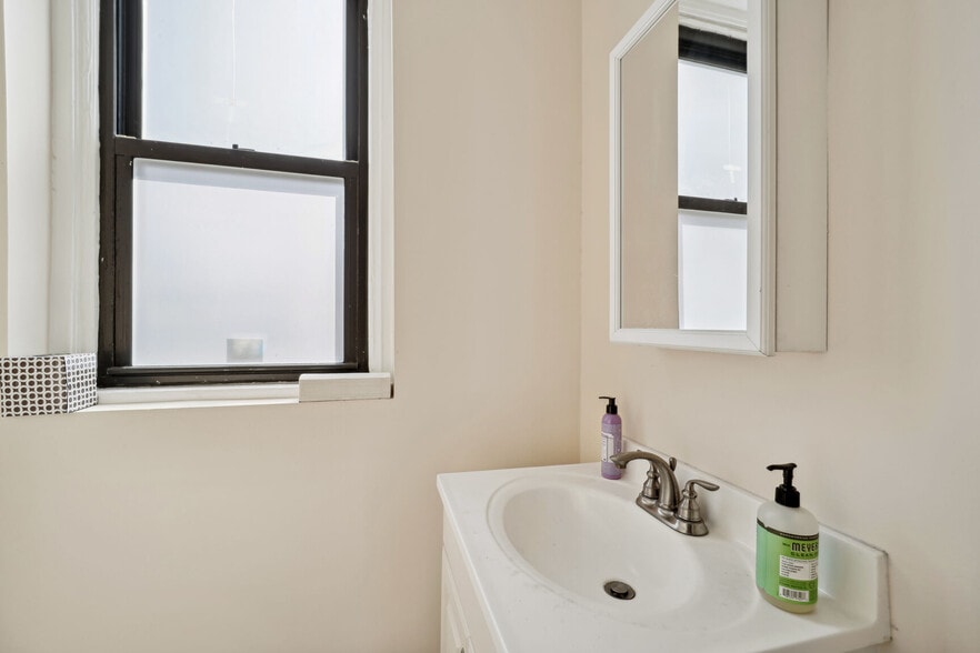 More Photos Of 3520 Connecticut Ave NW, Washington Office For Lease