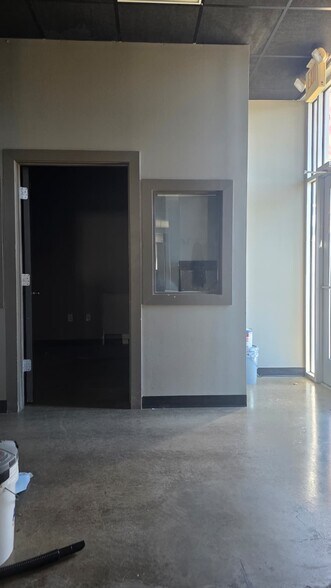 More Photos Of 1713 Park Pl, College Station General Retail For Lease