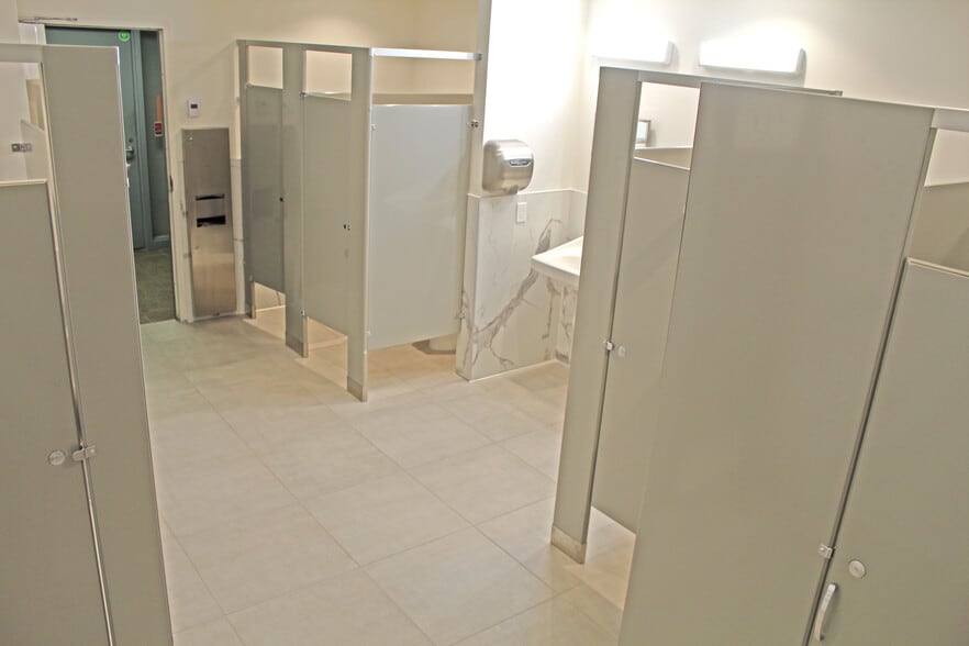 More Photos Of 23838 Valencia Blvd, Valencia Medical For Lease