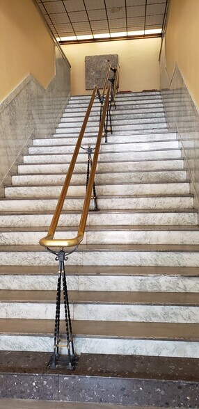 More Photos Of 405-407 SE Central Ave, Minneapolis Office For Lease