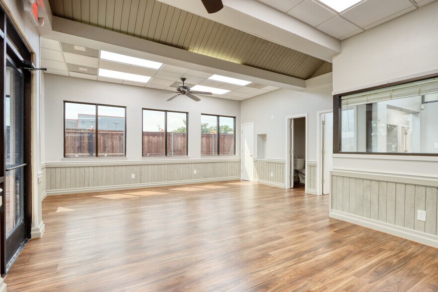 More Photos Of 1717 N Garrett Ave, Dallas Medical For Sale