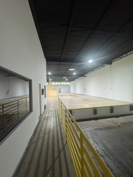 More Photos Of 16401-16413 NW 8th Ave, Miami Distribution For Lease