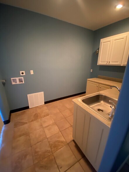 More Photos Of 2431 E 32nd St, Joplin Medical For Sale