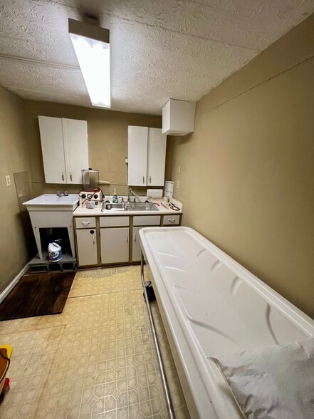 More Photos Of 100 N Fifth St, Manchester Funeral Home For Sale