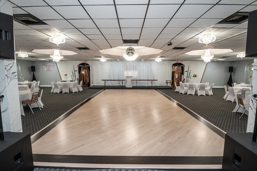 More Photos Of 10140 S Roberts Rd, Palos Hills Bar For Lease