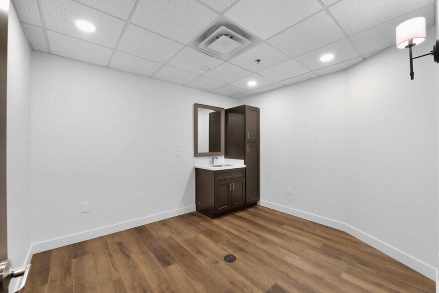 More Photos Of 5620 W Thunderbird Rd, Glendale Medical For Sale