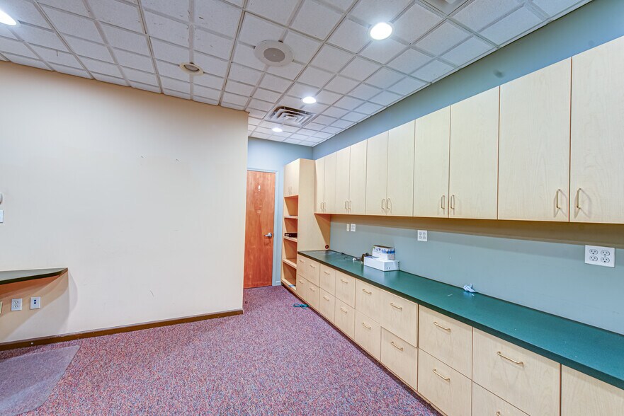 More Photos Of 63 Eastport Manor Rd, Eastport Office For Sale