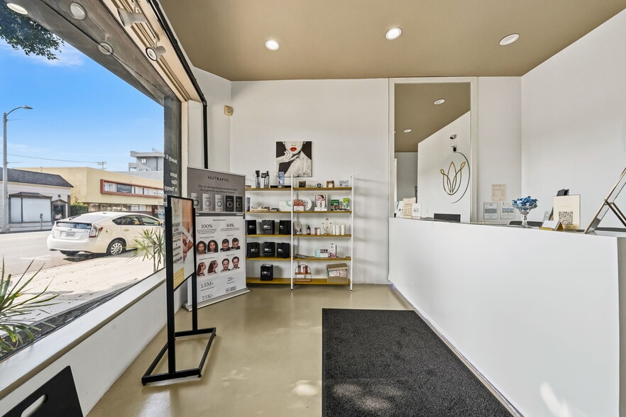 More Photos Of 351-353 S Robertson Blvd, Beverly Hills Storefront Retail Office For Lease