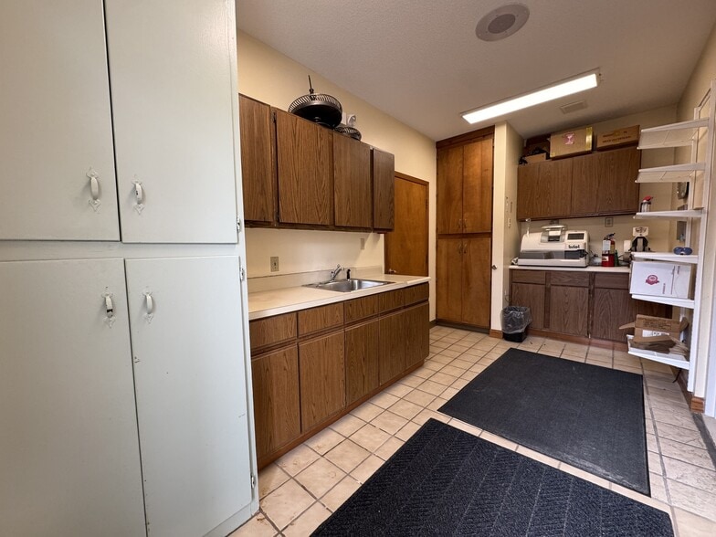 More Photos Of 915 N Main St, Bloomington General Retail For Sale